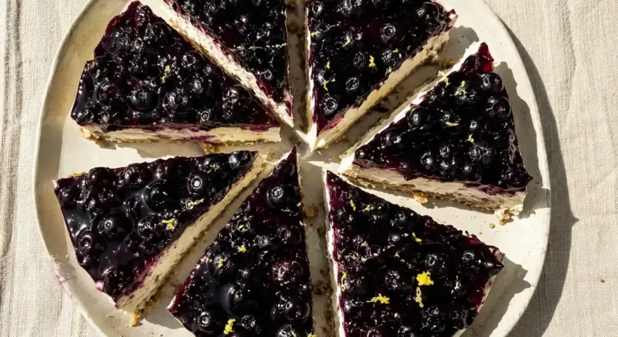 En cheesecake de oreo med blåbärstopping och citronskal. En härlig dessert som ser fantastisk ut.