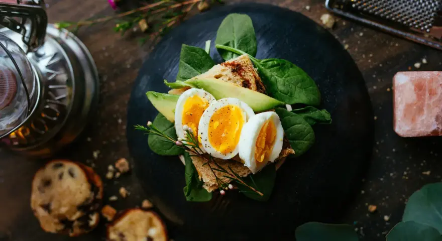 Ägg på rostat bröd med avokado och spenat. Kan jag äta ägg om jag har höga triglycerider? Ja, ägg kan vara en del av en balanserad kost.