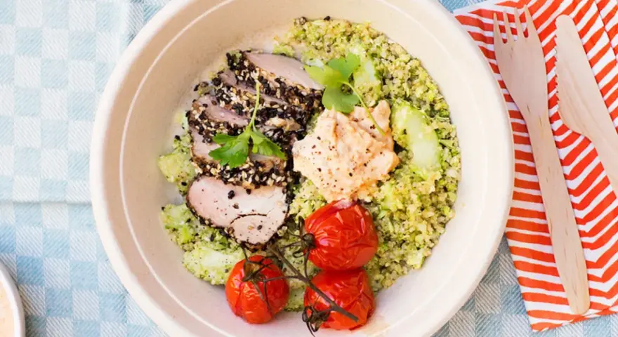En skål med quinoa, grillad fläskfilé, tomat och hummus. Quinoa är bra för dig!