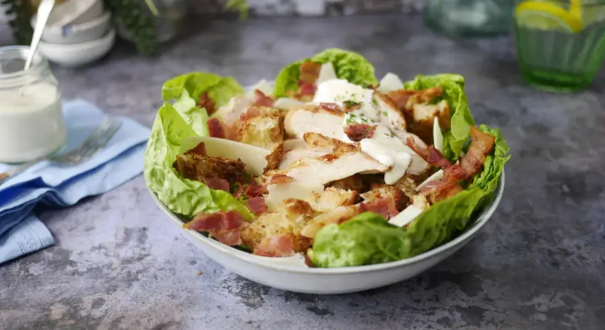 En härlig kycklingsallad med krutonger, bacon och parmesanost. En riktig pollo bonanza!