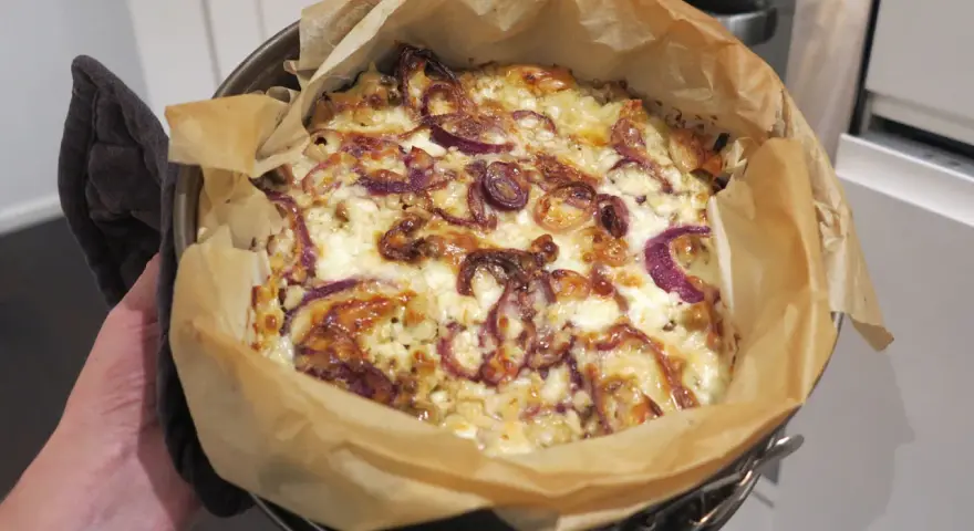En nybakad paj med lök och ost, ett av hemligheterna i köket.