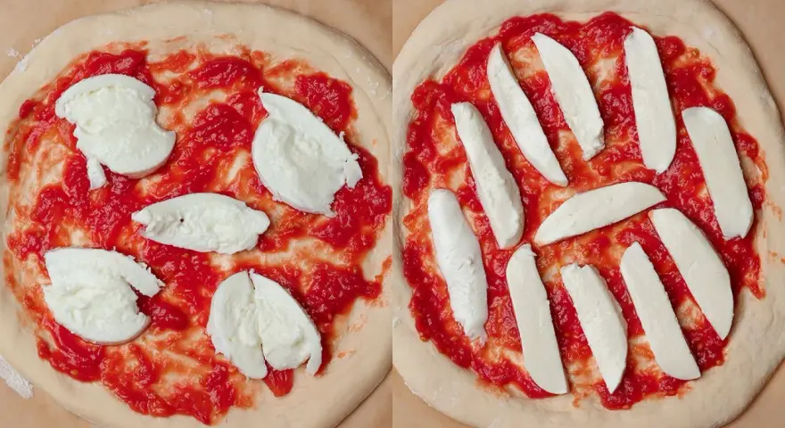 Två olika tipos de pizza förbereds: en med klumpar av mozzarella, den andra med skivor.