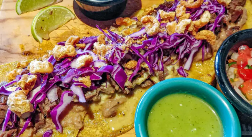 Tacos med möra köttstrimlor, krispig rödkål, fläsksvål och gröna såser. Perfekta ingredientes para tacos!