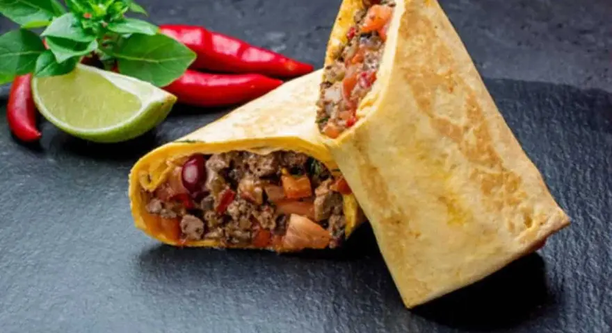 Två saftiga burritos med köttfyllning, chili, lime och basilika. Enkel guide: como hacer burritos de res.