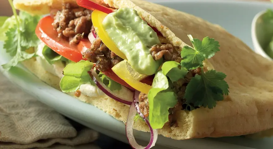En smakrik pitabrödssmörgås fylld med köttfärs, grönsaker och en krämig sås. Perfekt för snabba och goda **recetas con pan arabe**.