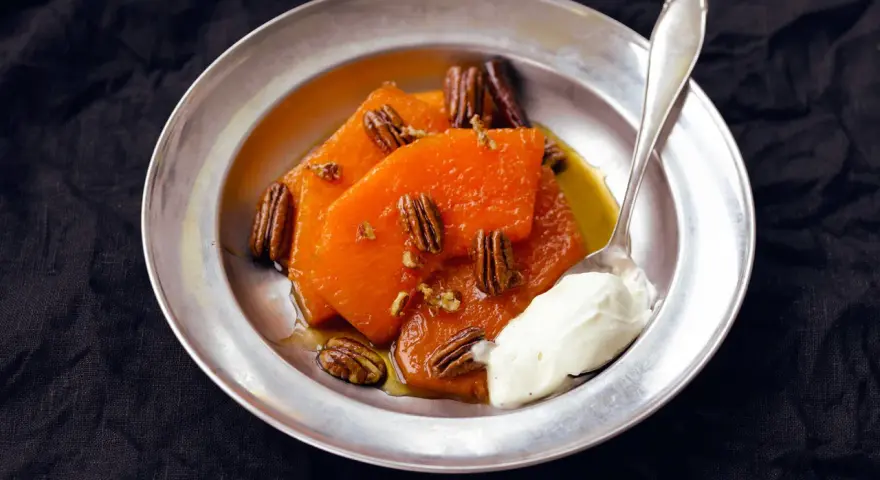 Söta, honungsglaserade pumpaskivor med pekannötter och en klick grädde. En härlig ayote en miel-dessert.
