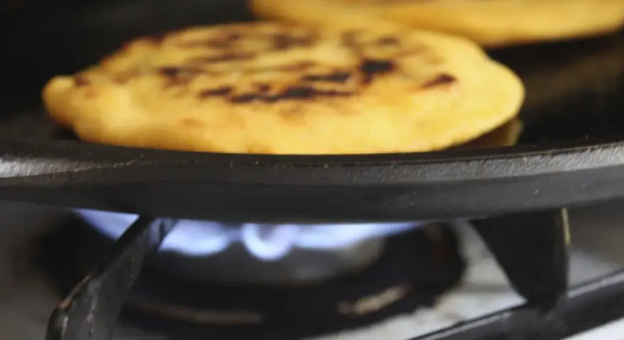 Pupusas de queso con loroco steker på en gaspis.