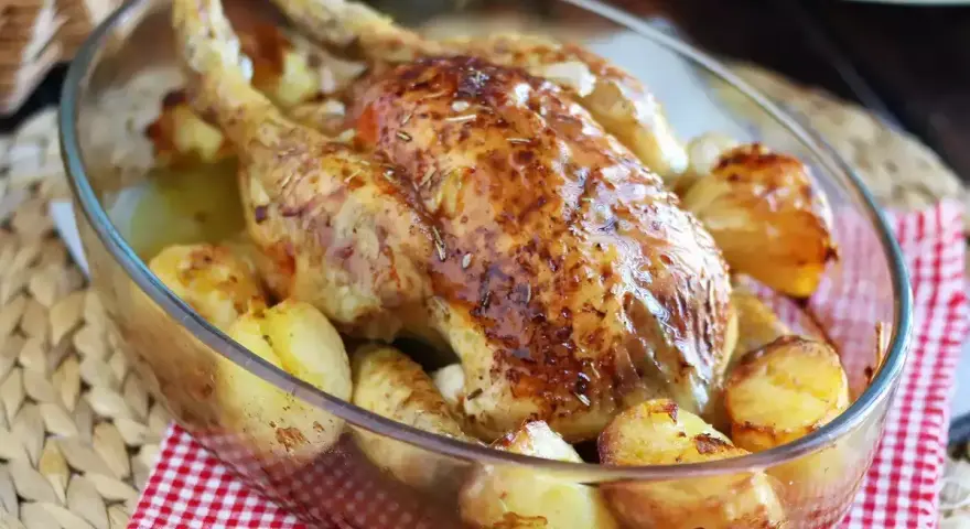 Helstekt kyckling med rostade potatisar i en glasform. En härlig carne a la plancha som doftar ljuvligt.
