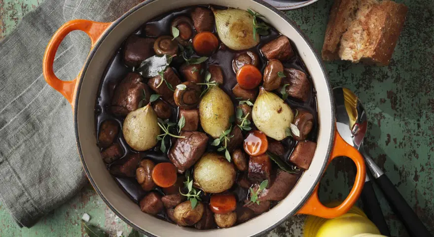 En gryta med mustig köttgryta, svamp, morötter och hela små lökar. Perfekt för att laga en smakrik "posta de yugo para que sirve" – en rätt som värmer själen.