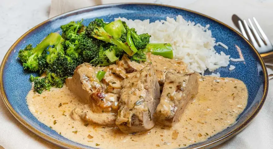Fläskfilé i krämig sås med ris och broccoli. Enkel och god rätt, perfekt för lomo de cerdo recept.
