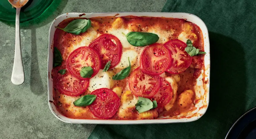 Ugnsbakad gnocchi med tomater och basilika, en rätt som visar hur enkla **especias para cocinar** kan lyfta en måltid.