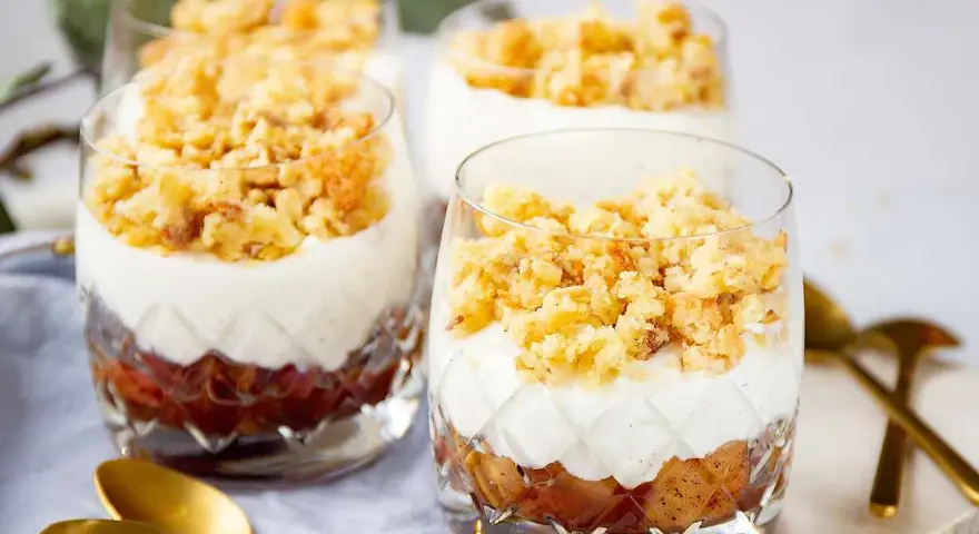Ljuvlig ensalada de manzana i glas, med lager av äpple, krämig vanilj och smuldeg. Perfekt dessert!