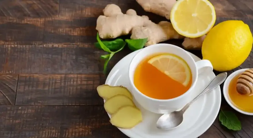 En kopp honung och citronte med ingefära, perfekt för hosta.