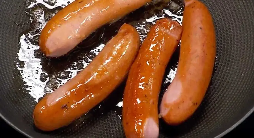 Stekta korvar i panna, en perfekt start för como hacer hot dog.