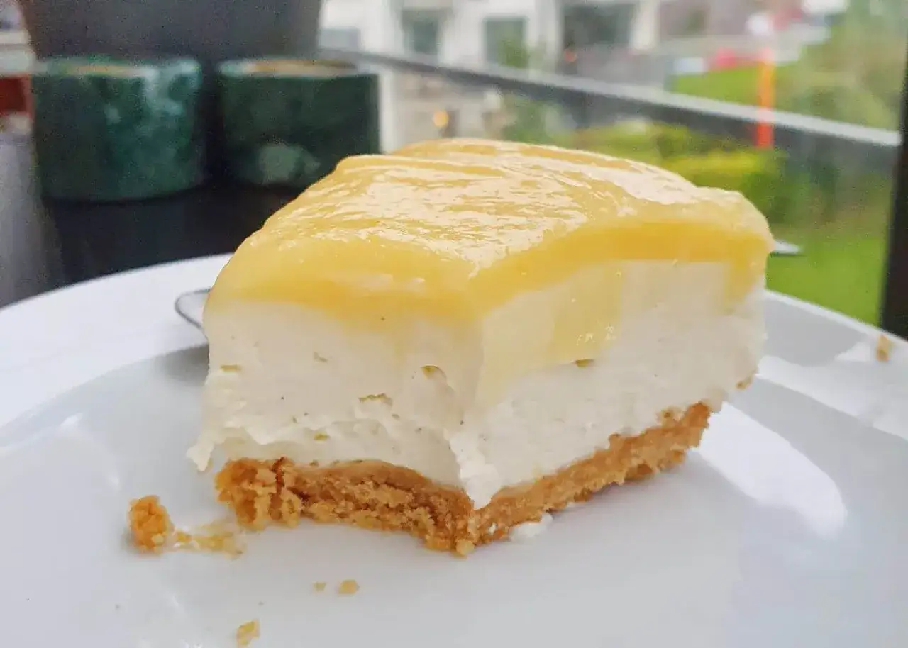 En bit krämig cheesecake med citrontopping. Perfekt för den som vill lära sig como hacer un cheesecake.