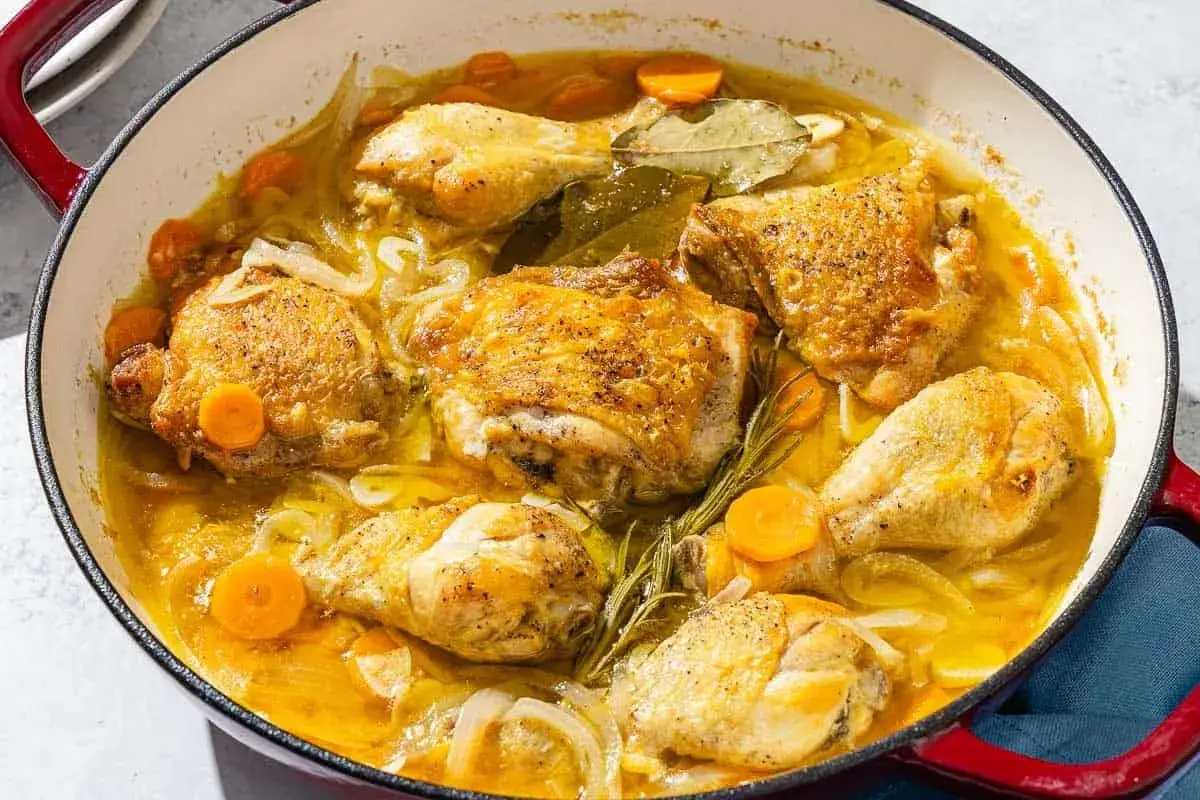 En gryta med saftig kyckling, morötter och lök i en gyllene sås. En riktig pollo bonanza!