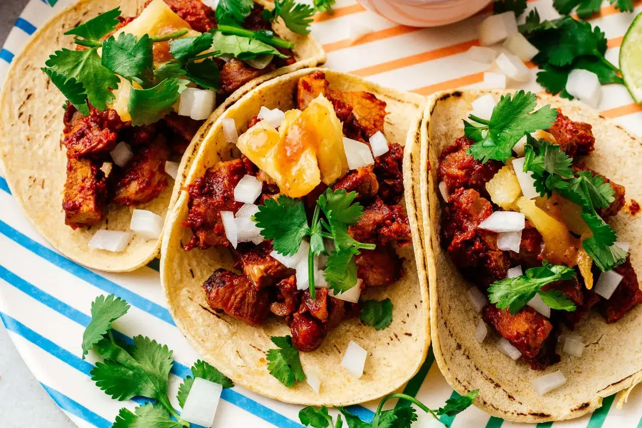 Tre tacos al pastor med saftigt fl&auml;sk, ananas, l&ouml;k och koriander. En klassisk mexikansk r&auml;tt som &auml;r sv&aring;r att motst&aring;.