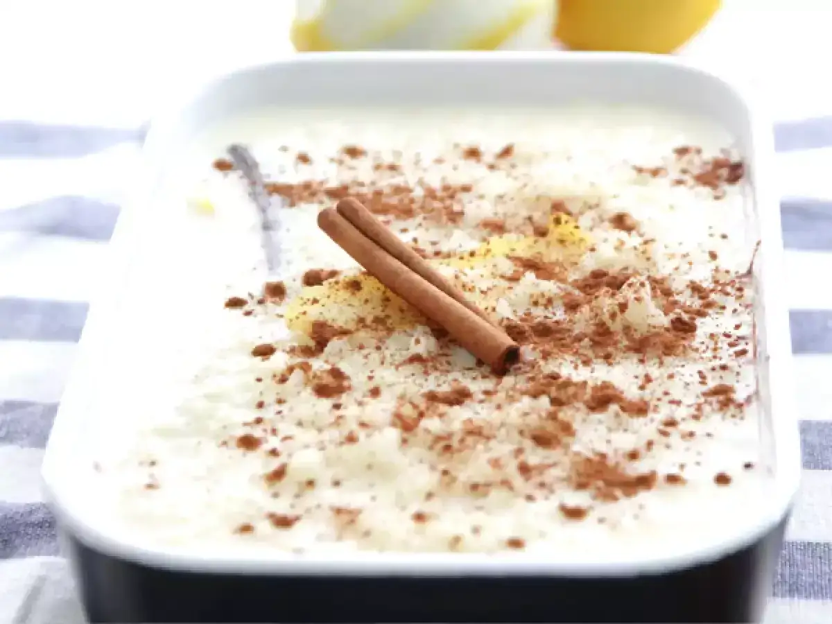 Kr&auml;mig arroz en leche salvadore&ntilde;o, toppad med kanel och en kanelst&aring;ng.