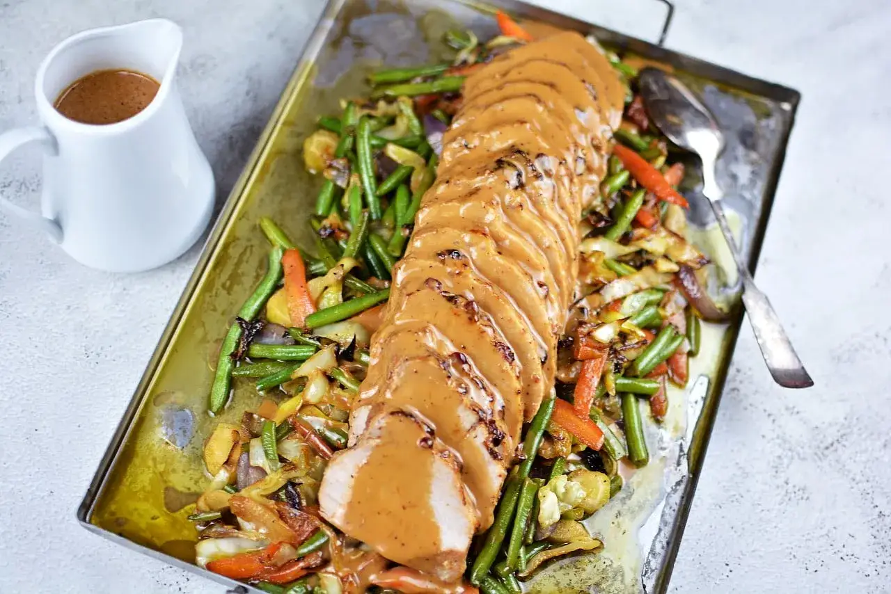 Skivad fl&auml;skfil&eacute; med s&aring;s &ouml;ver ugnsrostade gr&ouml;nsaker. Perfekt f&ouml;r lomo de cerdo recept!