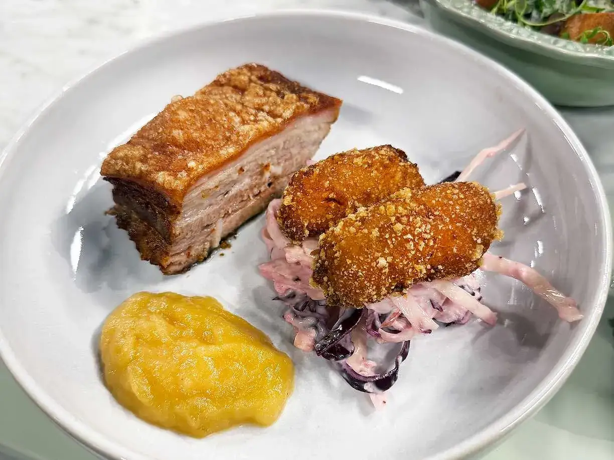 Krispiga chicharrones de cerdo med &auml;ppelmos och r&ouml;dk&aring;lssallad. En h&auml;rlig kombination av texturer och smaker.