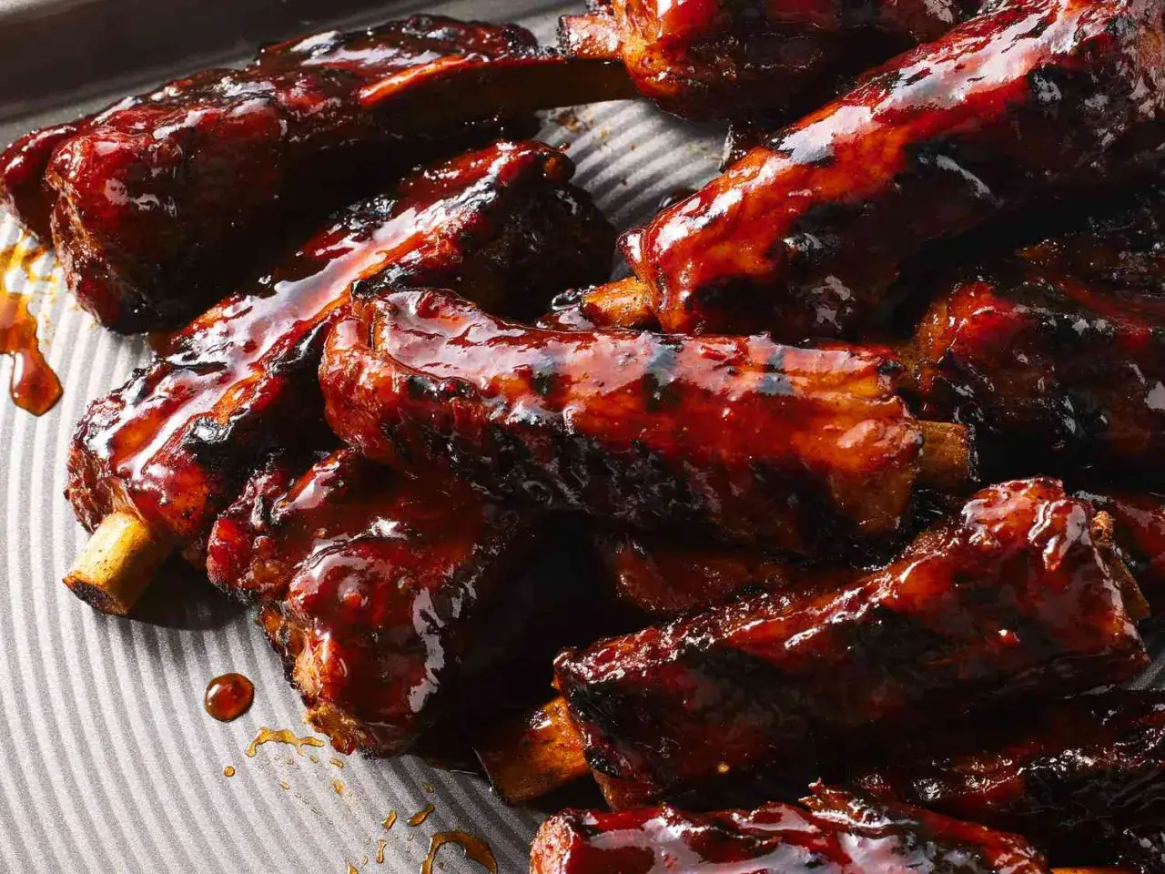 Saftiga baby back ribs glaserade i en mörk, glansig sås. Perfekt för en grillkväll!