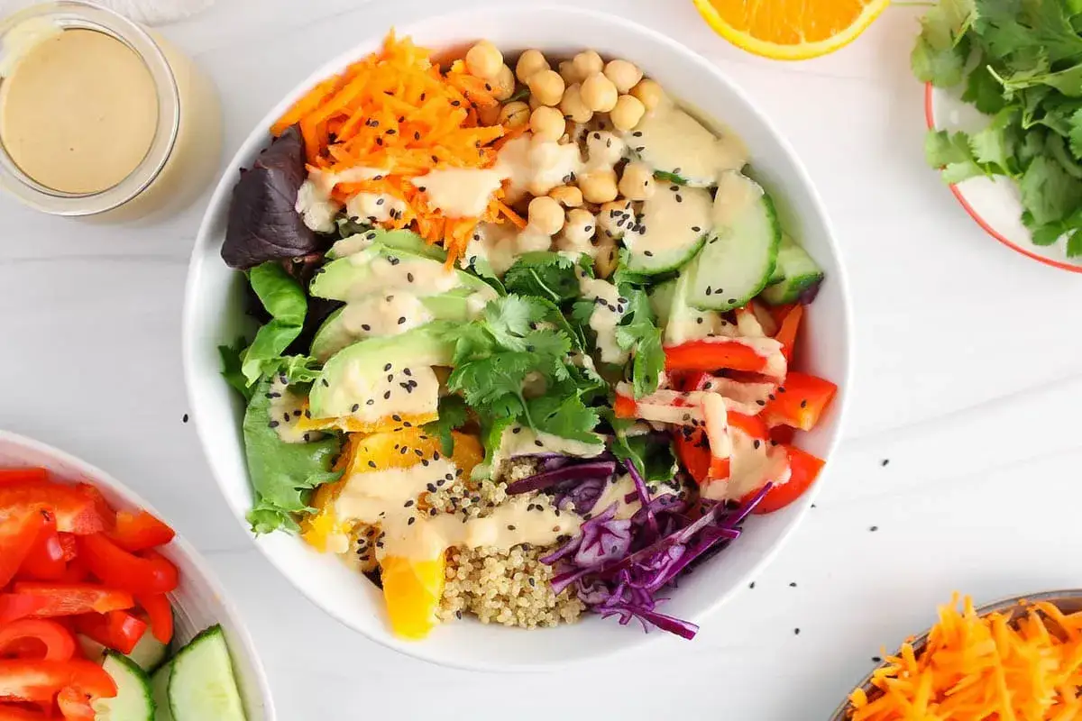 En f&auml;rgstark salladssk&aring;l med kik&auml;rtor, avokado, mor&ouml;tter, gurka, paprika, apelsin och quinoa. Denna sallad visar para qu&eacute; sirve la ensalada &ndash; som en n&auml;ringsrik och m&auml;ttande m&aring;ltid.
