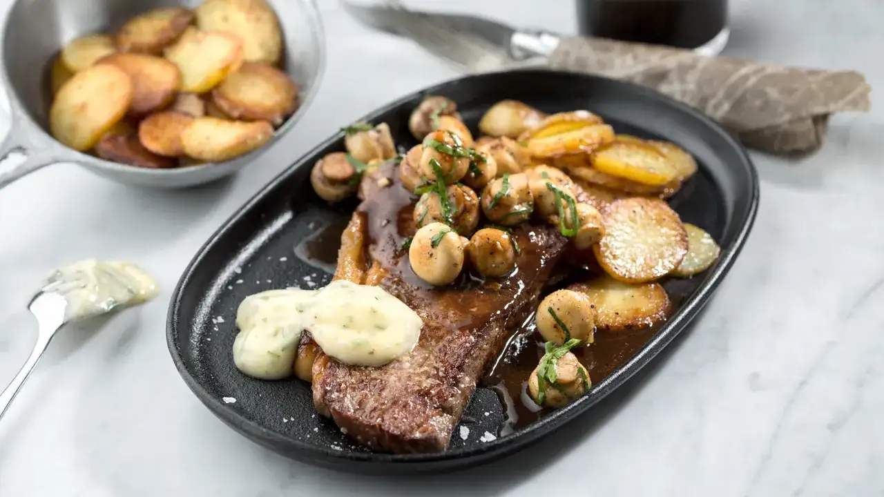 Biff med svamp och potatis. En klick majonnäs till, perfekt för att lyfta smaken.