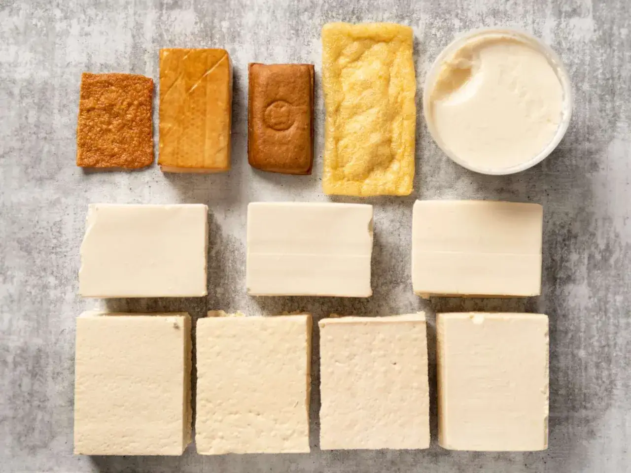 Olika sorters tofu: fast, mjuk och friterad. En skål med krämig tofu.