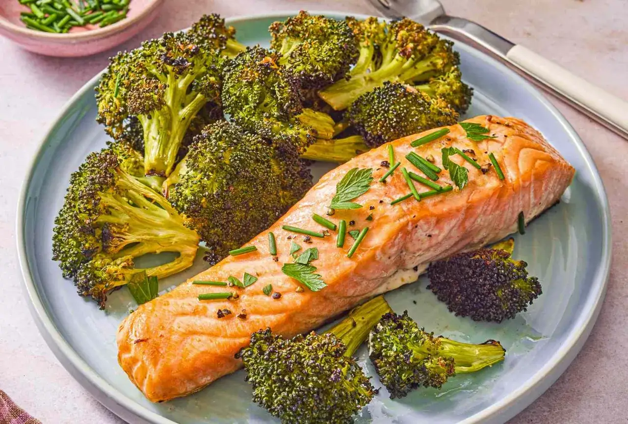 Ugnsbakad lax med krispig broccoli, en perfekt måltid för cenas saludables para bajar de peso.