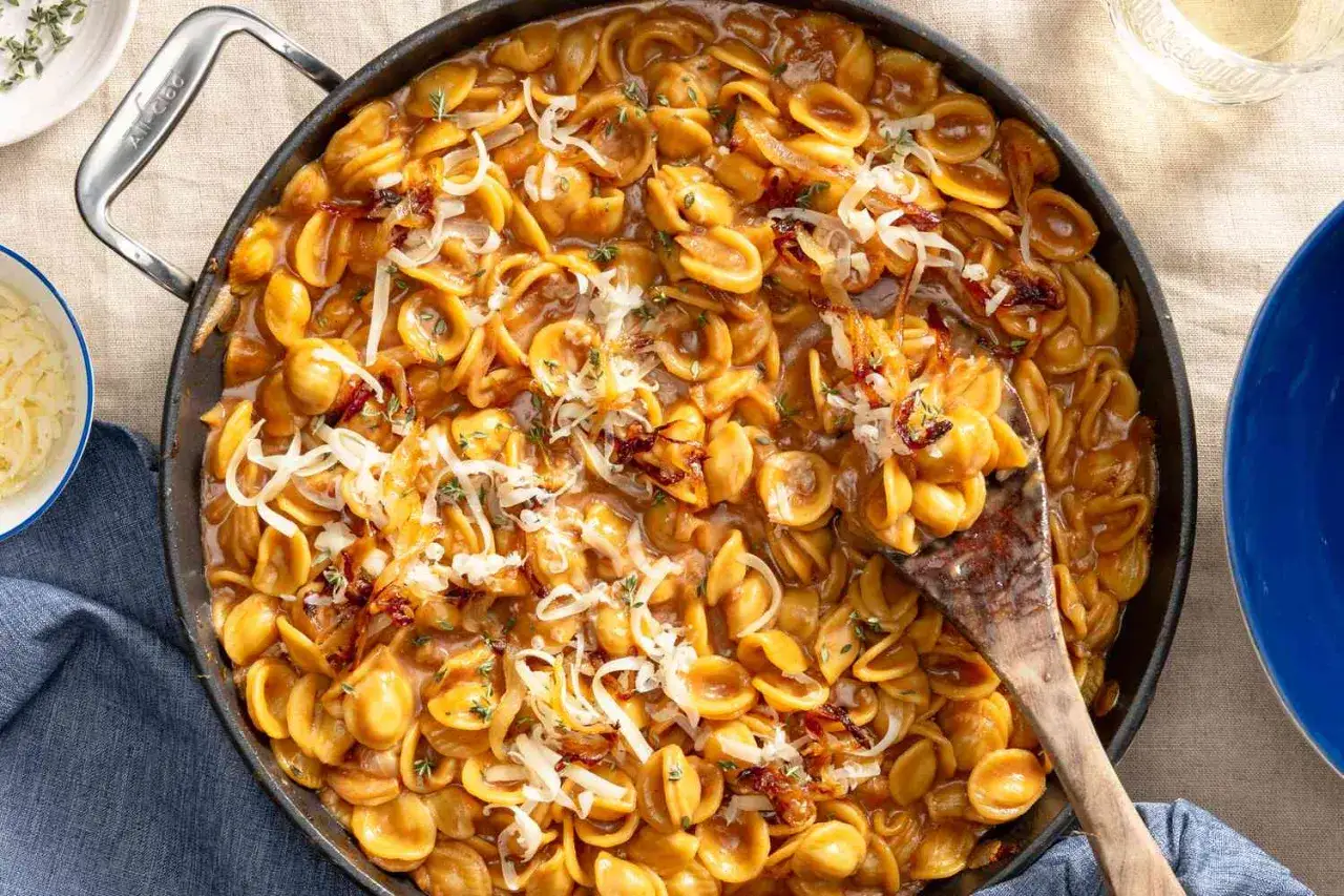 Orecchiette-pasta i krämig sås med riven ost och örter. Perfekt för 5 recept som är lätta och ekonomiska.