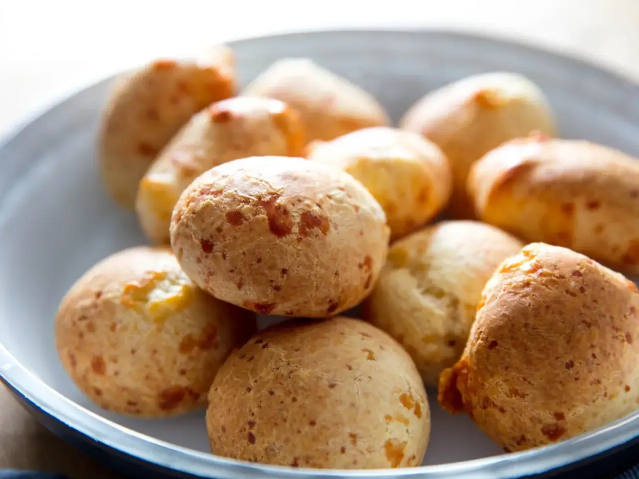 En sk&aring;l med gyllene, fluffiga pan de queso, perfekta f&ouml;r en fika.