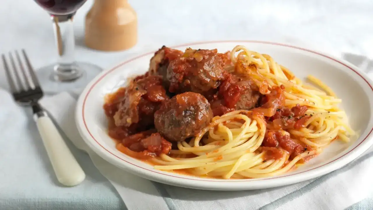 En tallrik med spaghetti och saftiga köttbullar i tomatsås, en klassisk rätt med albondigas de carne con salsa.