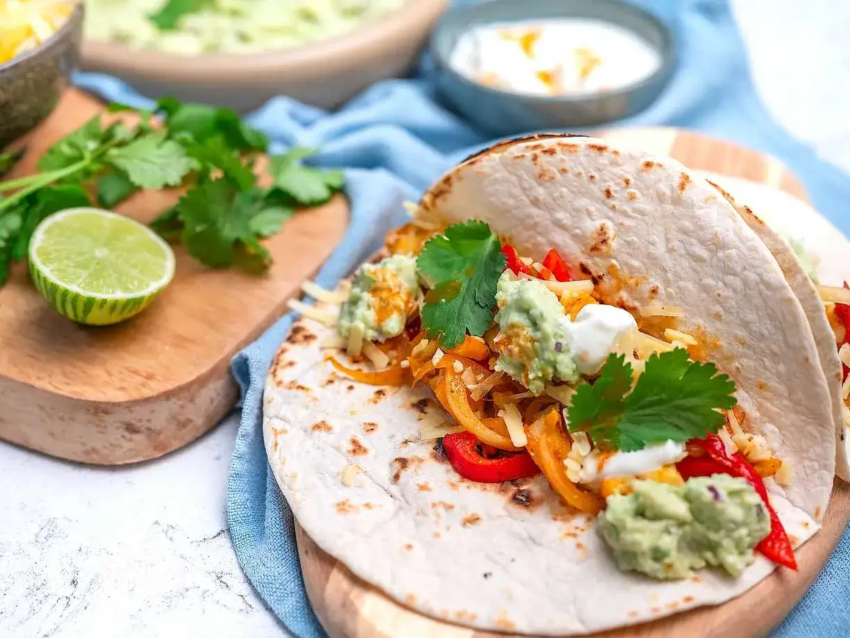 Tv&aring; l&auml;ckra tacos med guacamole, ost och f&auml;rsk koriander. Perfekt f&ouml;r att l&auml;ra sig como hacer tacos.