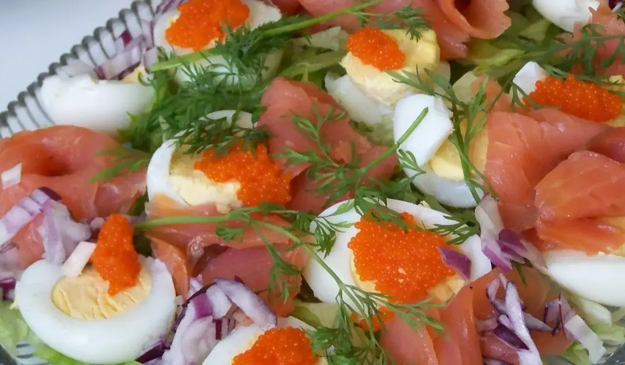 En påskig lax- och äggsallad med rom och dill. En perfekt rätt när man vill undvika kött, som