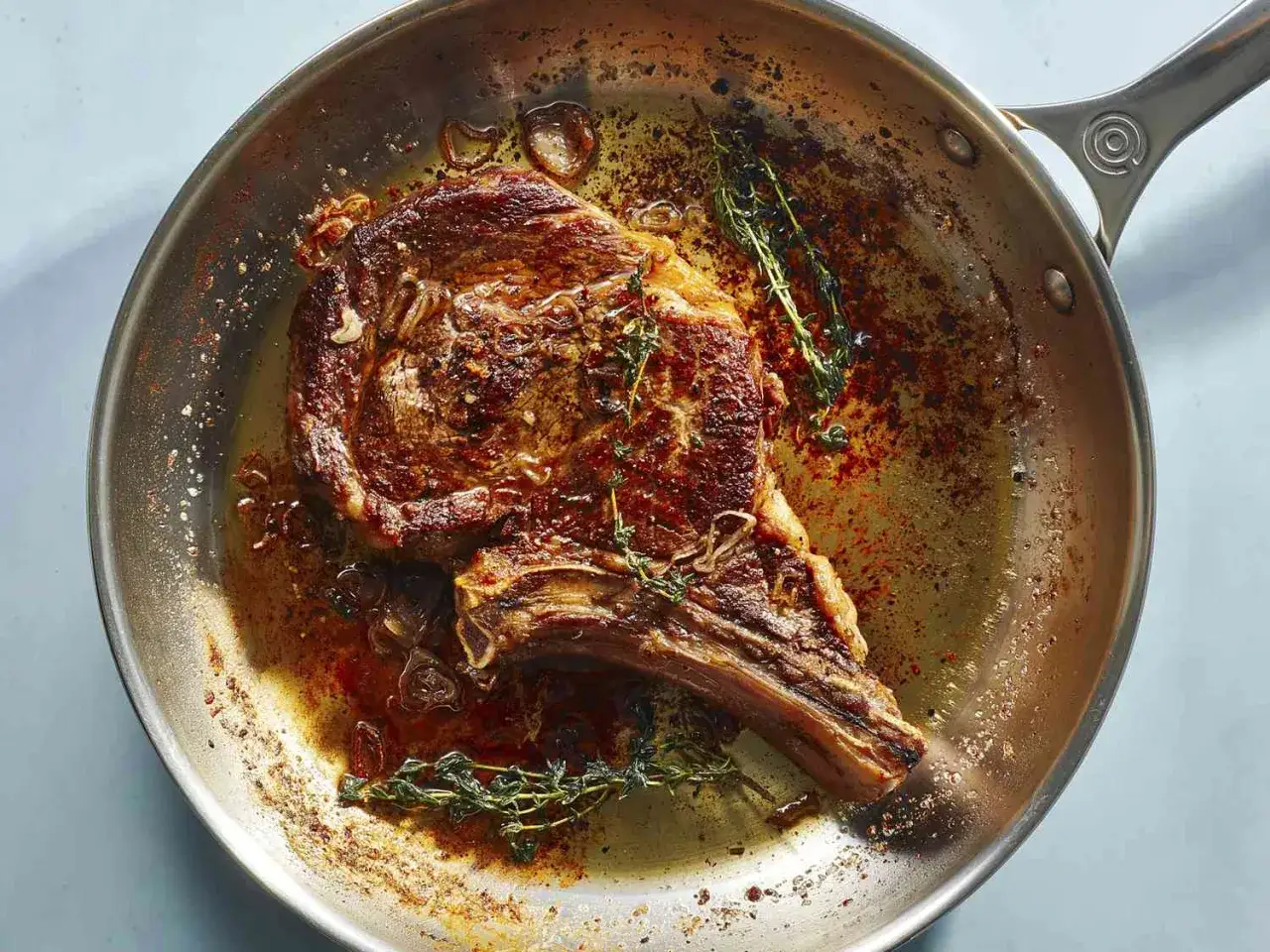 En saftig biff steks i en panna med örter och vitlök. En perfekt guide för como hacer bistec de carne.