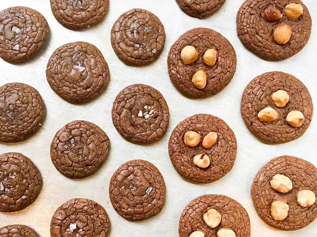 Chokladkakor med hasselnötter och flingsalt, perfekta till en kall öl.
