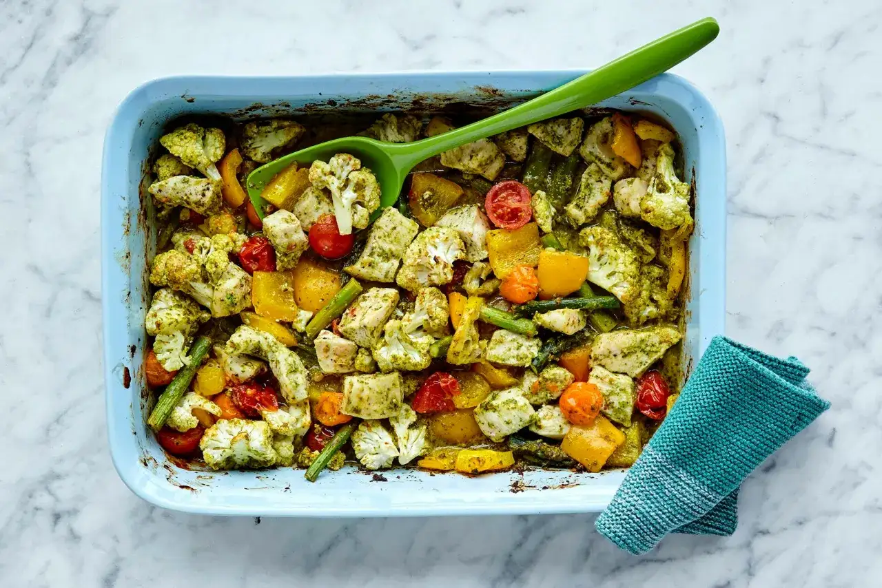 Ugnsbakad kyckling med blomk&aring;l, paprika och k&ouml;rsb&auml;rstomater, en h&auml;rlig variant p&aring; pollo a la brasa.