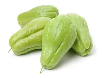 En grupp ljusgröna chayote-frukter, även kända som "que es chayote", ligger på en vit bakgrund.