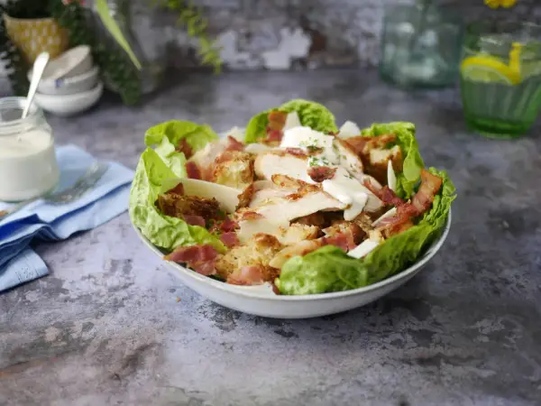 En härlig kycklingsallad med krutonger, bacon och parmesanost. En riktig pollo bonanza!