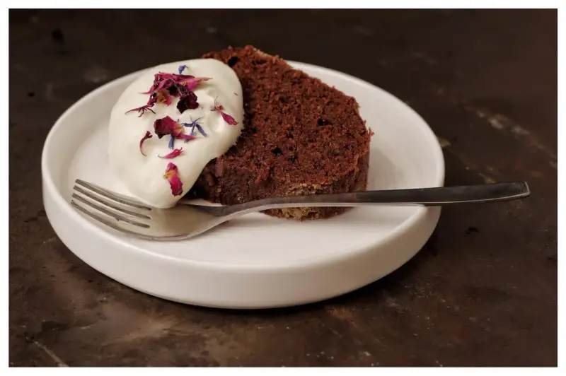 Chokladkaka med grädde och blomblad, en perfekt kombination till en kall öl.