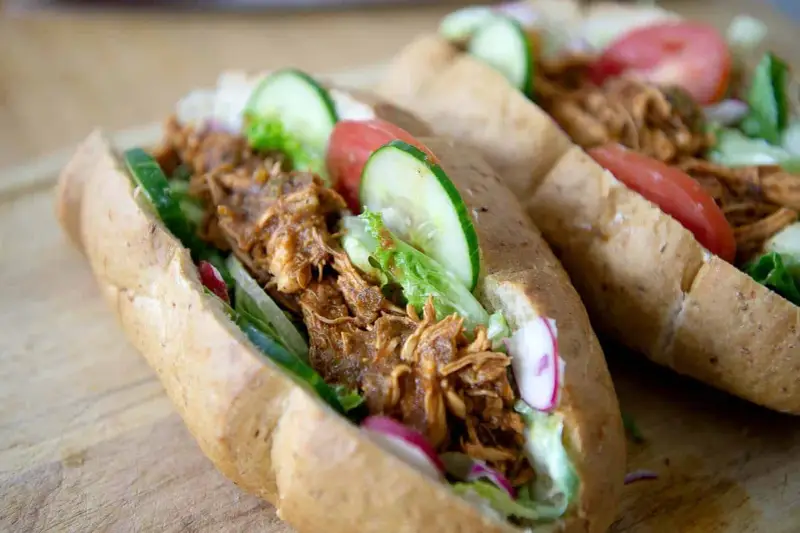 Två saftiga baguetter med pulled chicken, krispig sallad, gurka och tomat. Perfekt för en snabb och god lunch.