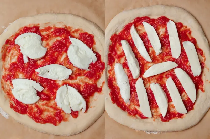 Två olika tipos de pizza förbereds: en med klumpar av mozzarella, den andra med skivor.