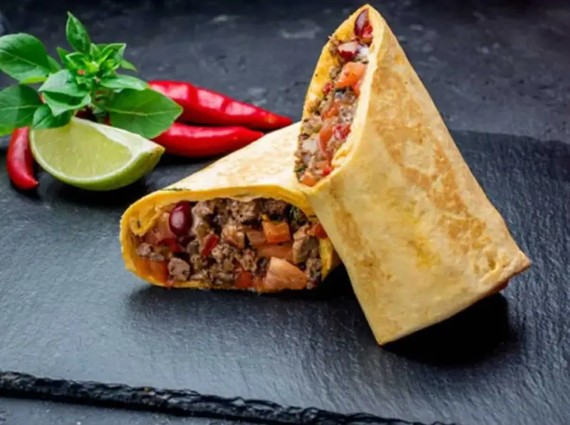 Två saftiga burritos med köttfyllning, chili, lime och basilika. Enkel guide: como hacer burritos de res.