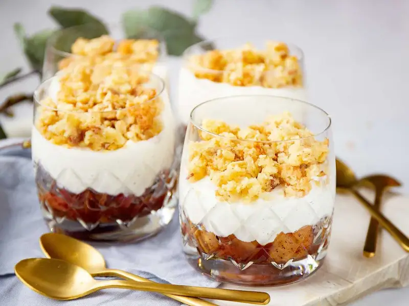 Ljuvlig ensalada de manzana i glas, med lager av äpple, krämig vanilj och smuldeg. Perfekt dessert!